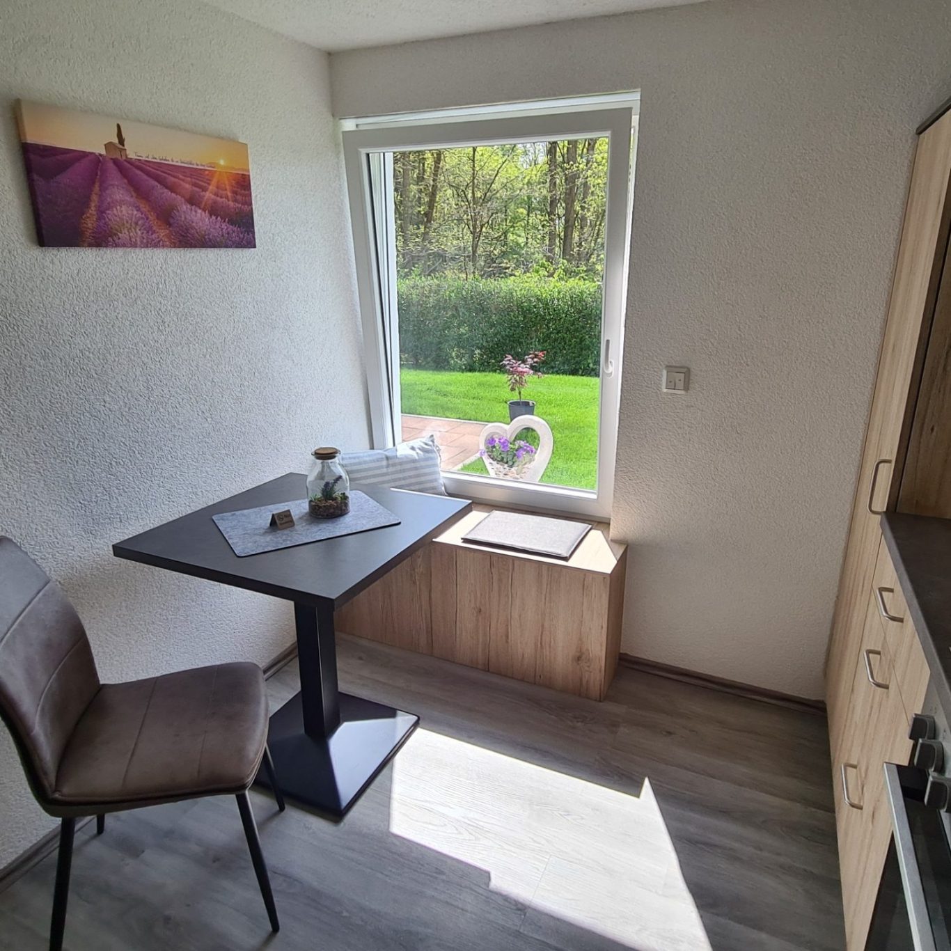 Küche mit Blick in Grüne und Sitzmöglichkeit Küche Wohnung 2