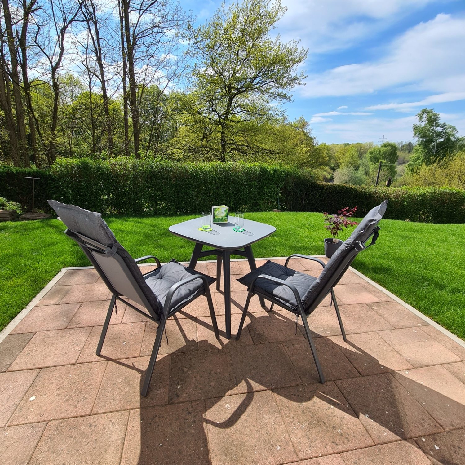 Unsere Terrasse für entspannte Stunden Terrasse mit Blick ins Grüne